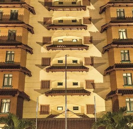 Travellers Suites Serviced Apartments Медан Екстериор снимка