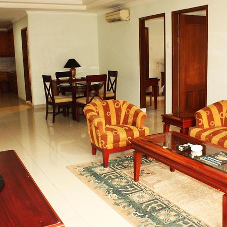 Travellers Suites Serviced Apartments Медан Екстериор снимка