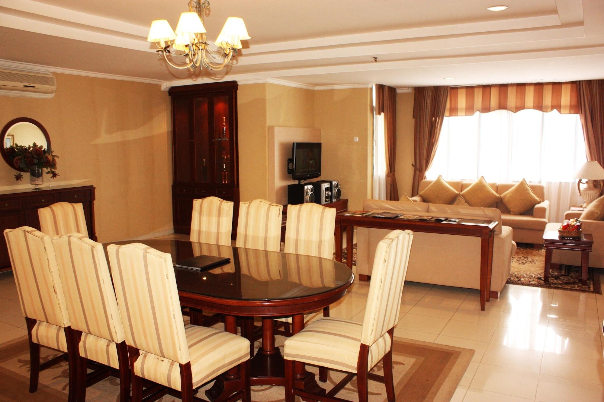 Travellers Suites Serviced Apartments Медан Екстериор снимка