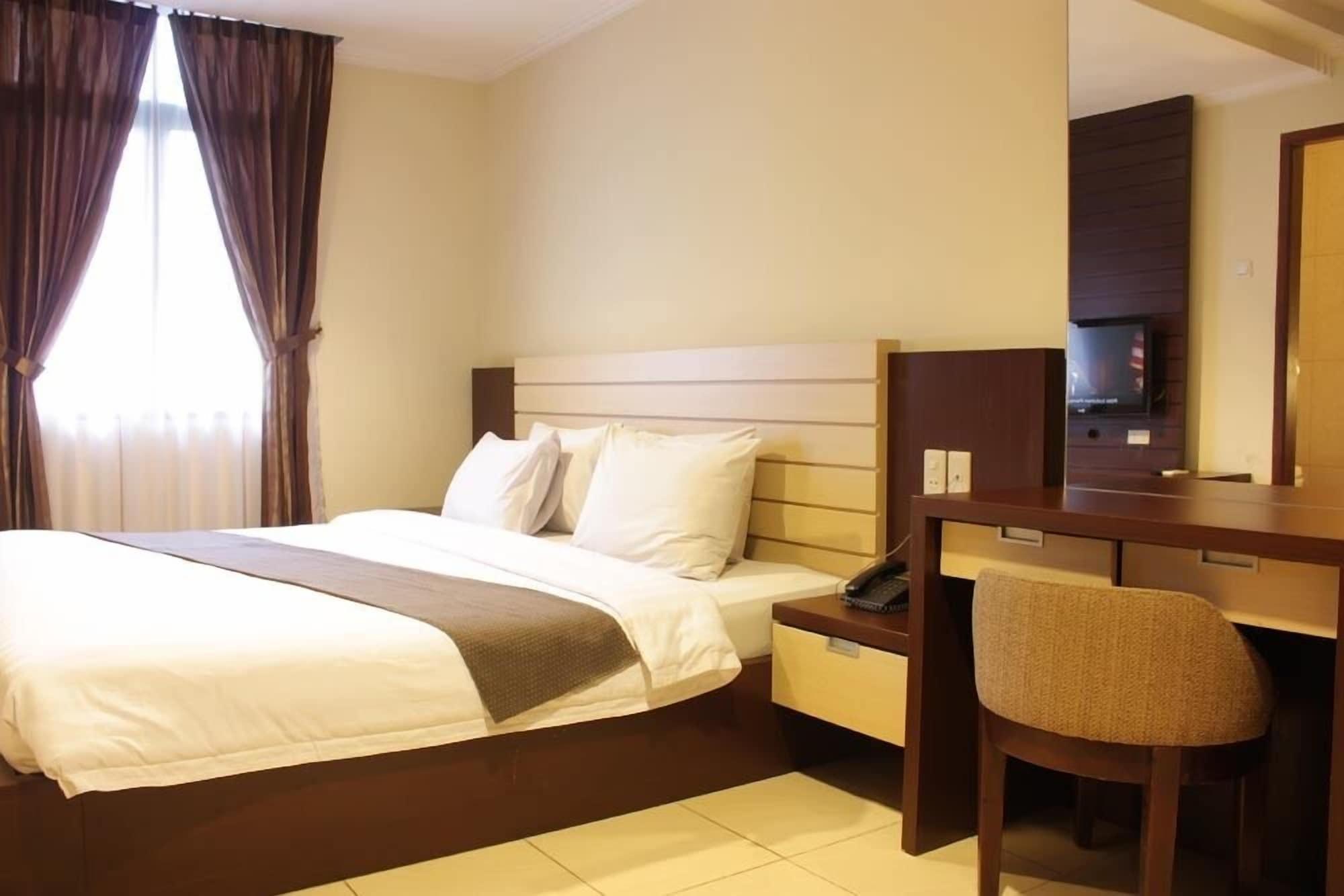 Travellers Suites Serviced Apartments Медан Екстериор снимка