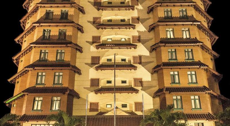 Travellers Suites Serviced Apartments Медан Екстериор снимка