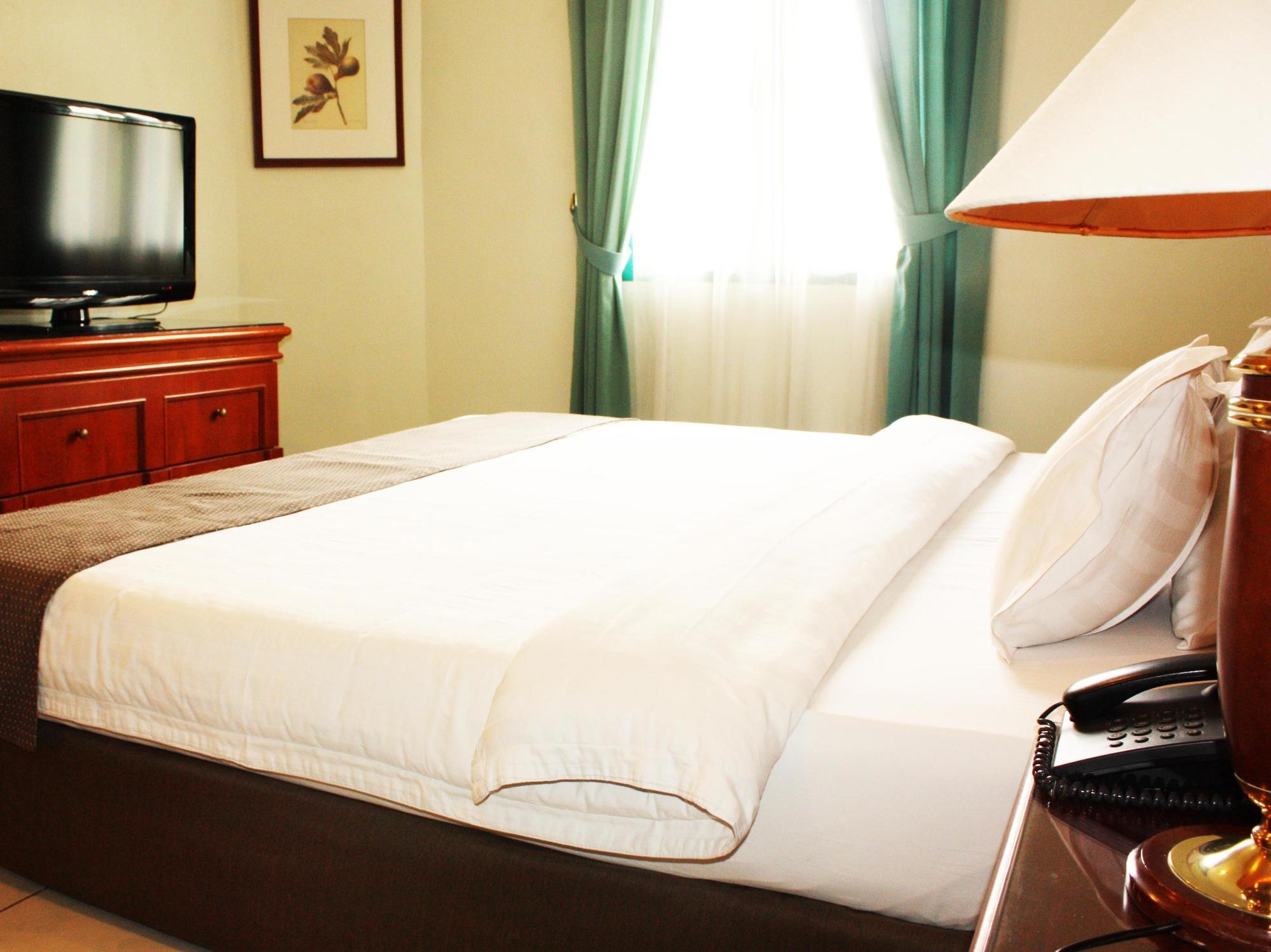 Travellers Suites Serviced Apartments Медан Екстериор снимка
