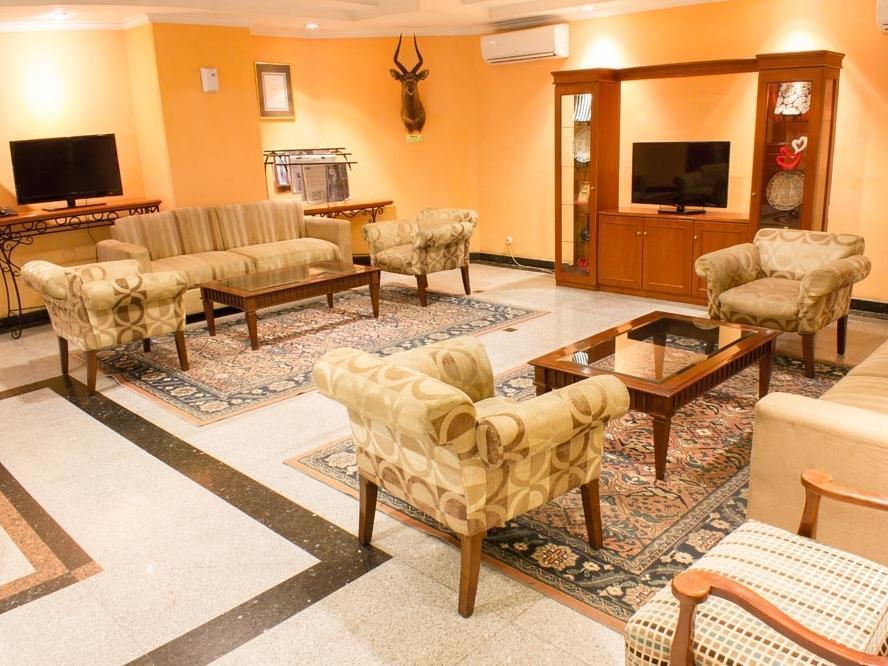 Travellers Suites Serviced Apartments Медан Екстериор снимка