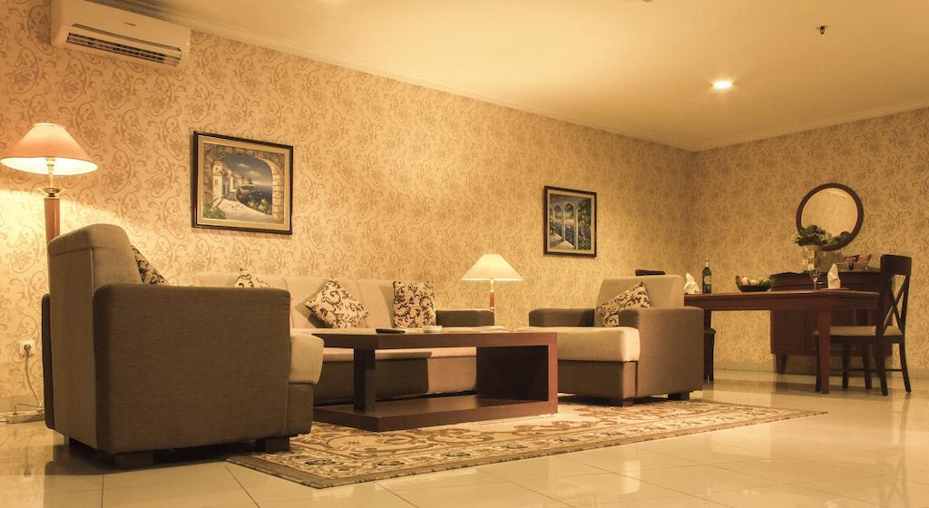 Travellers Suites Serviced Apartments Медан Екстериор снимка