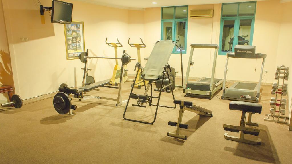 Travellers Suites Serviced Apartments Медан Екстериор снимка