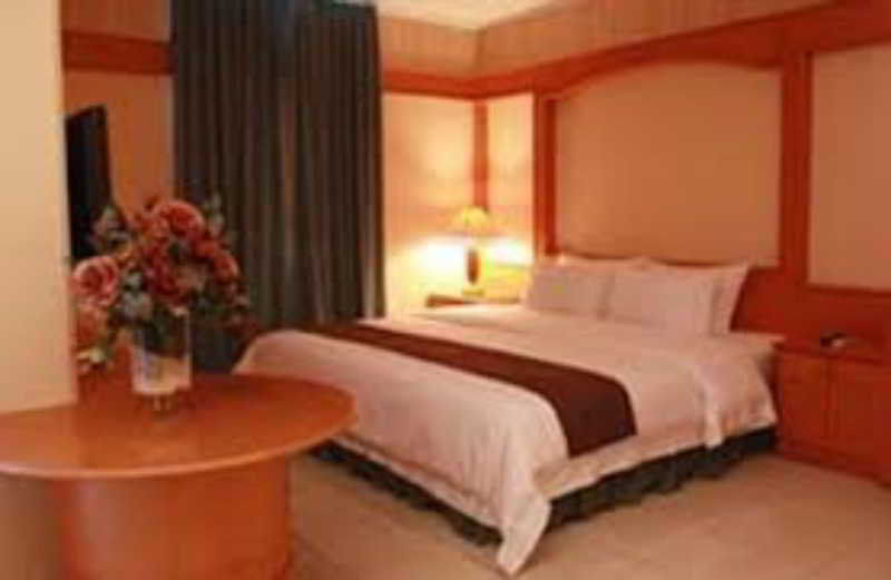 Travellers Suites Serviced Apartments Медан Екстериор снимка