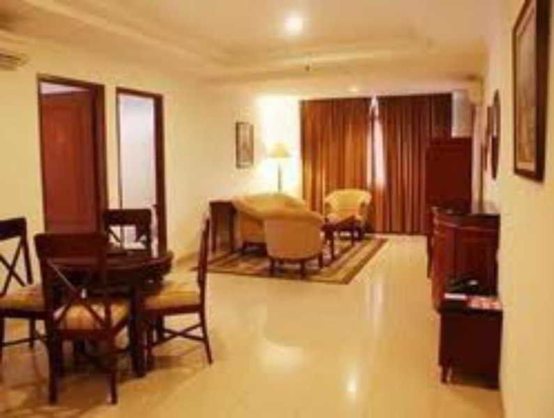 Travellers Suites Serviced Apartments Медан Екстериор снимка