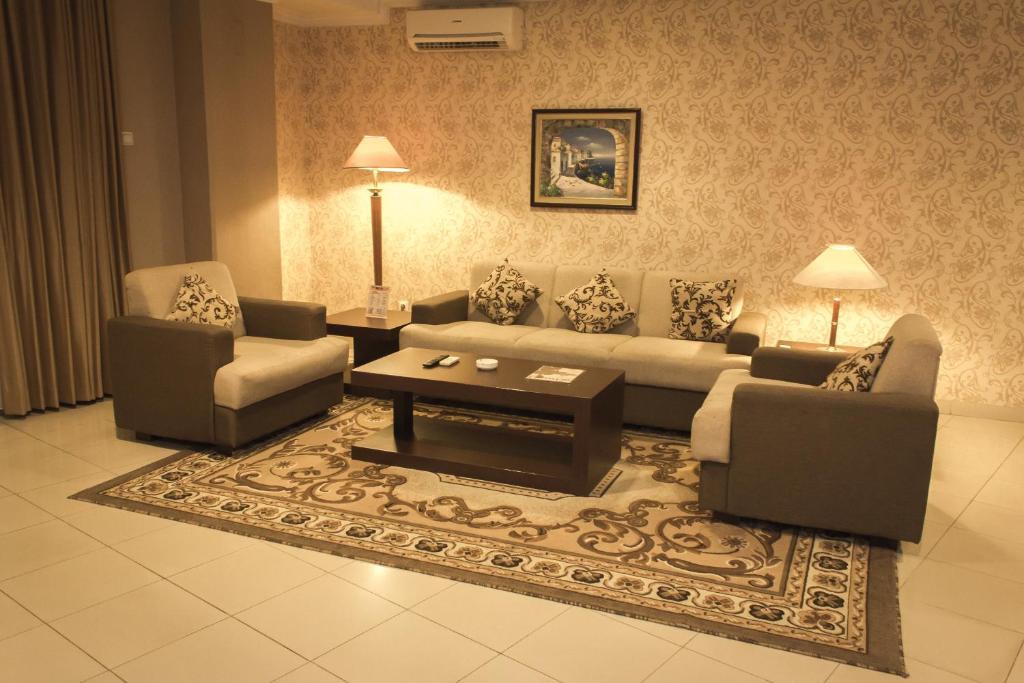 Travellers Suites Serviced Apartments Медан Екстериор снимка