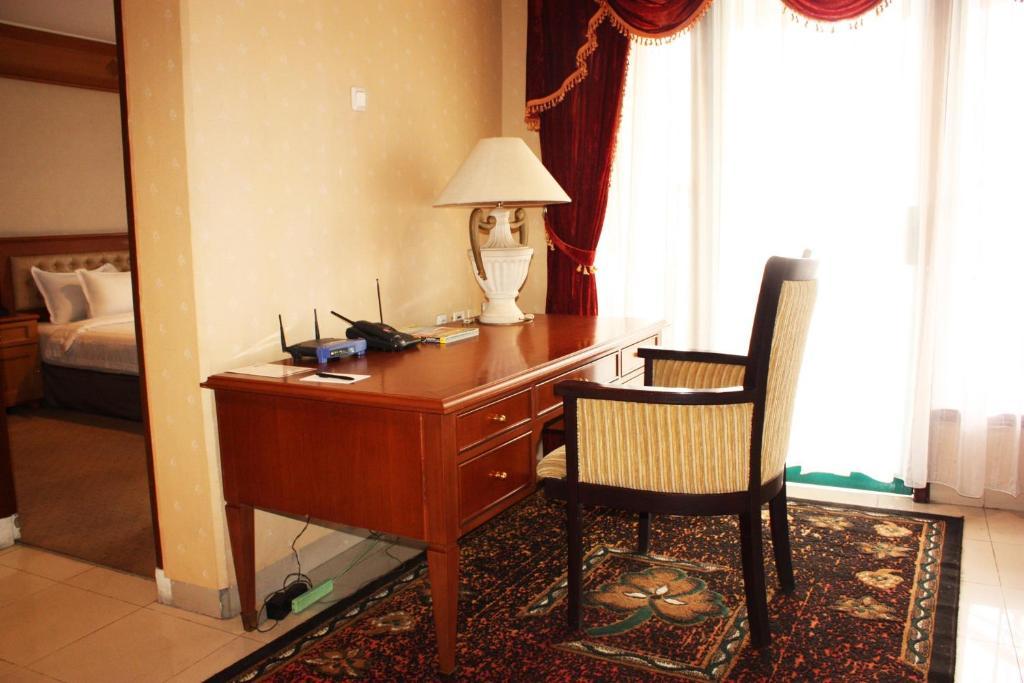 Travellers Suites Serviced Apartments Медан Стая снимка