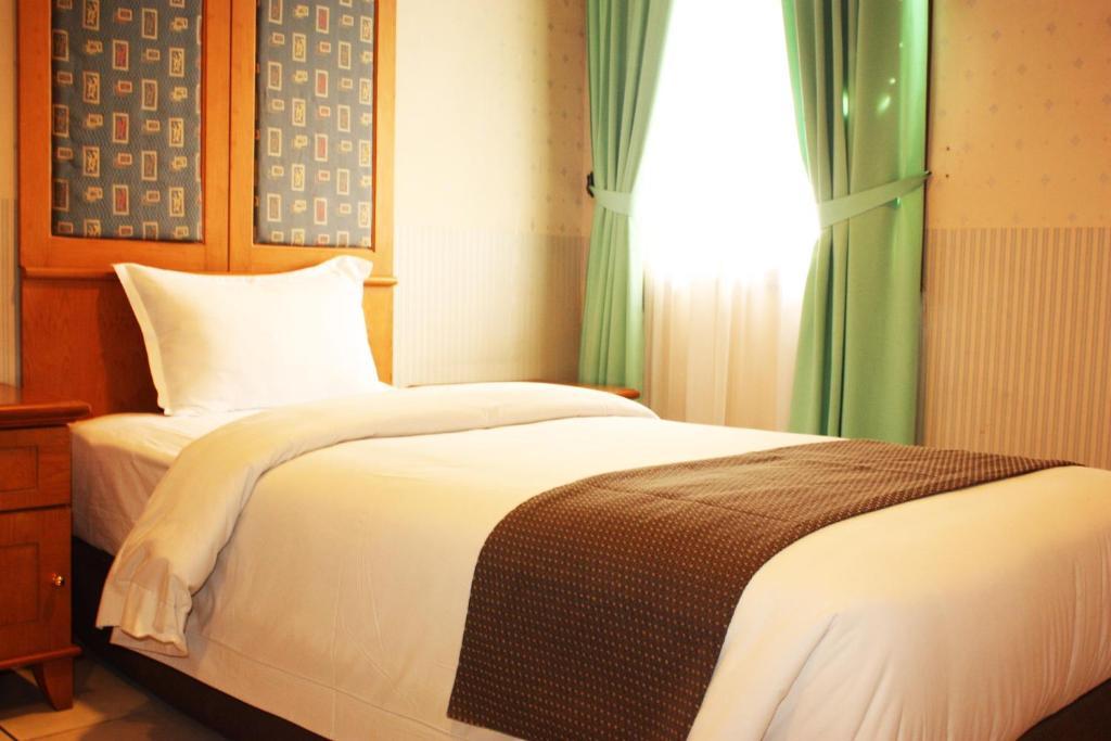 Travellers Suites Serviced Apartments Медан Стая снимка