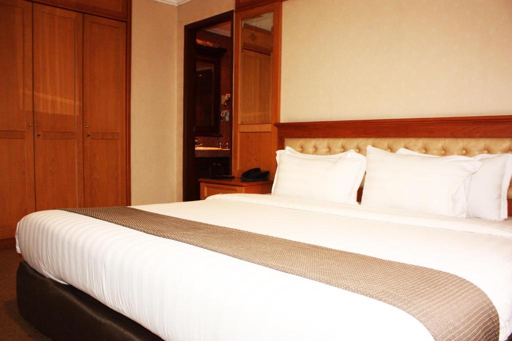 Travellers Suites Serviced Apartments Медан Стая снимка
