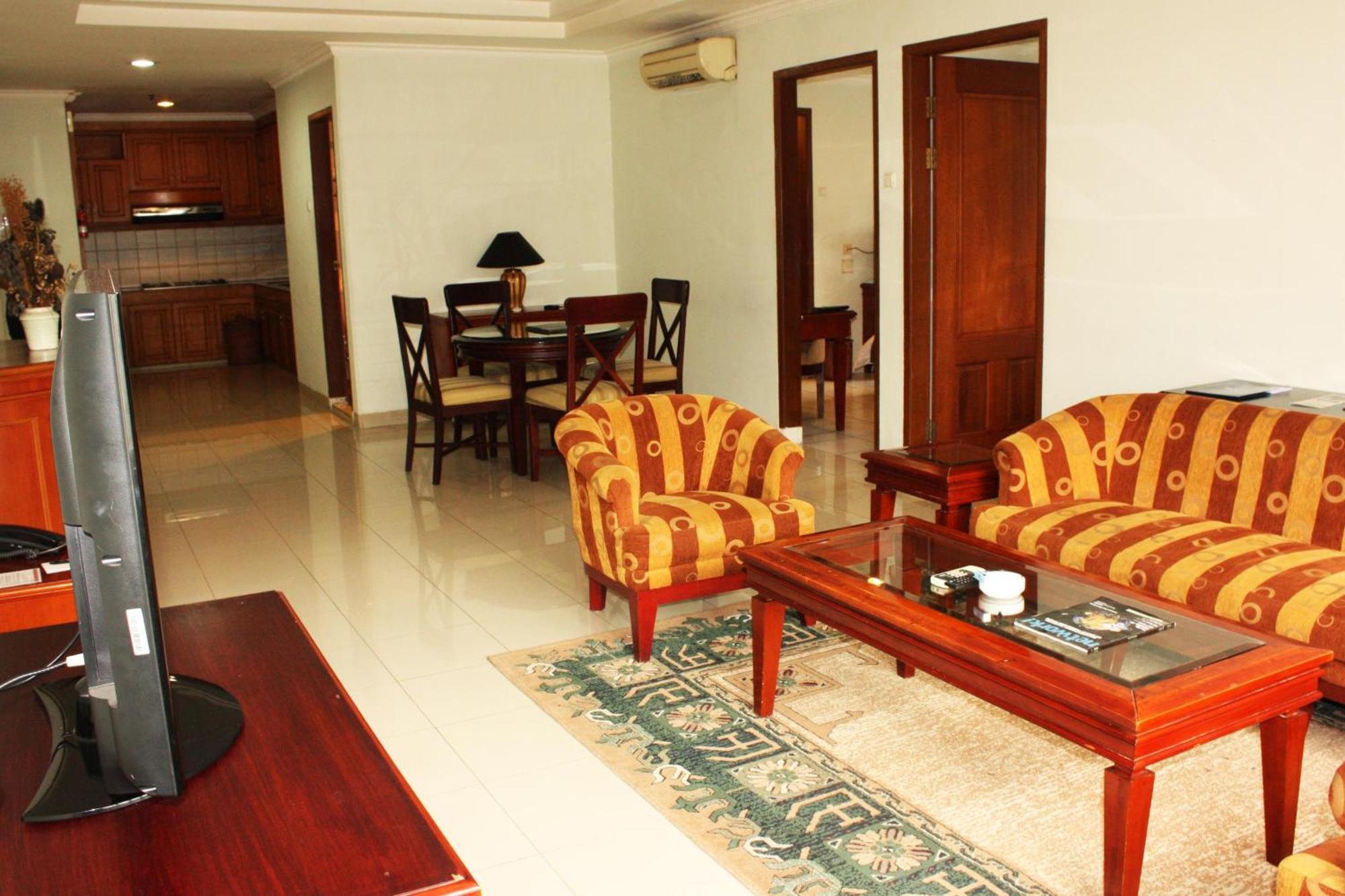 Travellers Suites Serviced Apartments Медан Екстериор снимка