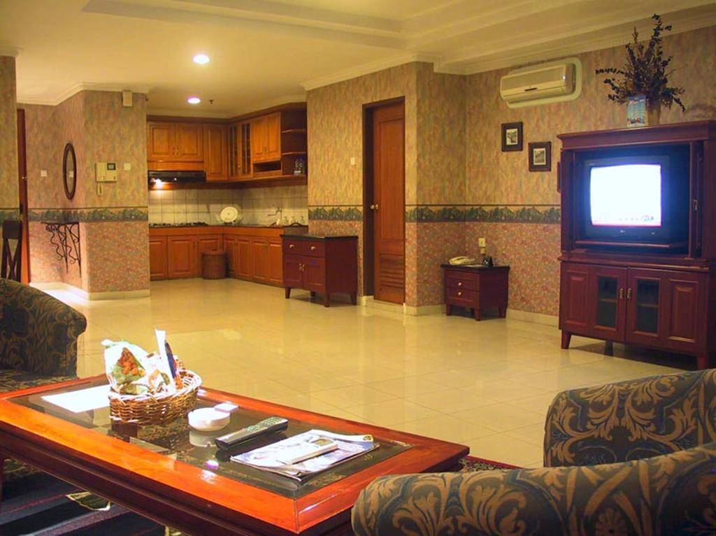 Travellers Suites Serviced Apartments Медан Стая снимка