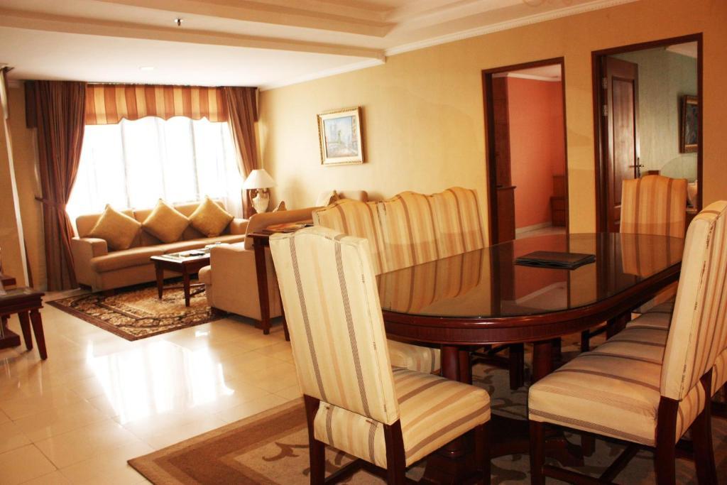 Travellers Suites Serviced Apartments Медан Екстериор снимка