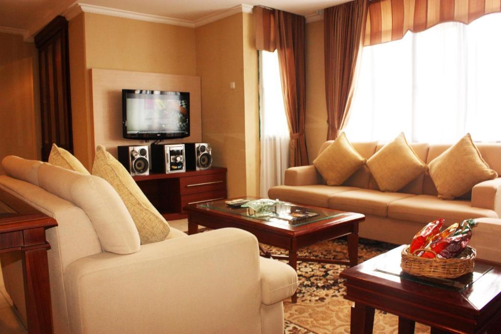 Travellers Suites Serviced Apartments Медан Екстериор снимка