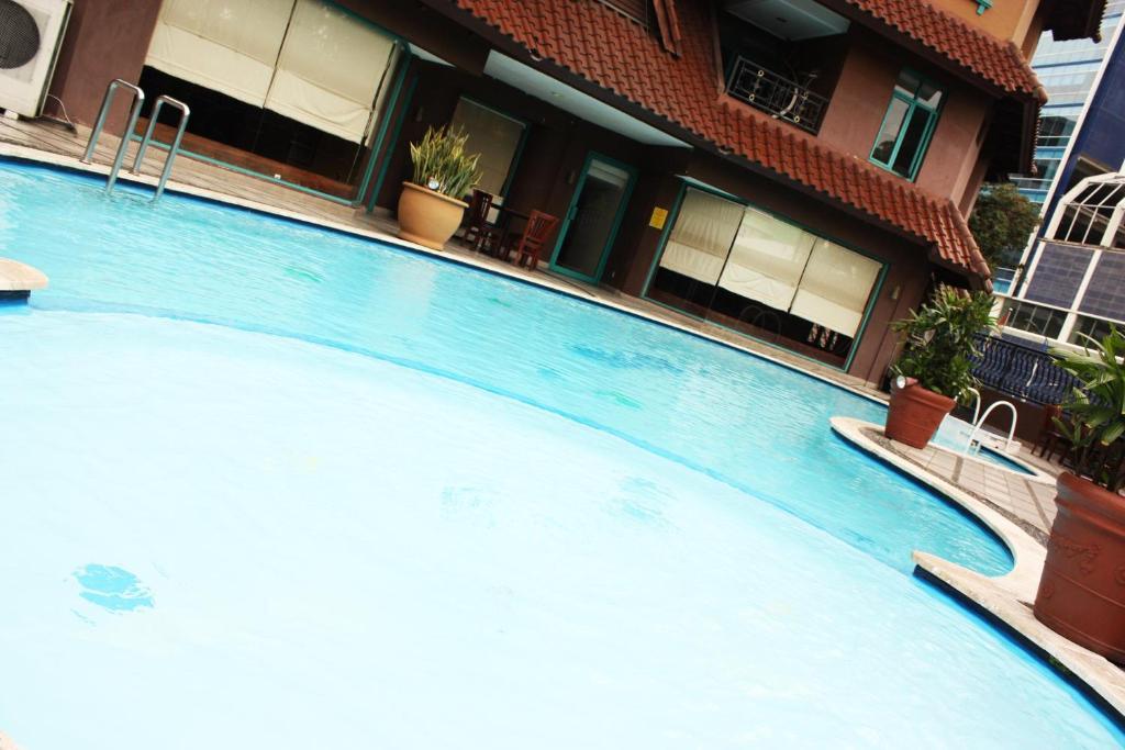 Travellers Suites Serviced Apartments Медан Екстериор снимка